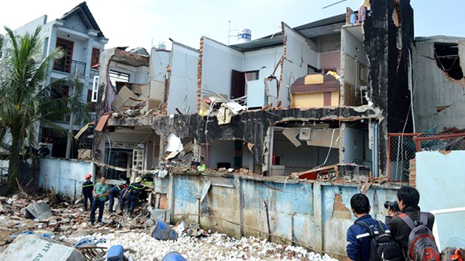 Một dãy nhà bị đánh sập