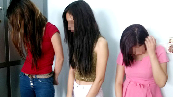 Thương (áo đỏ) và gái bán dâm.