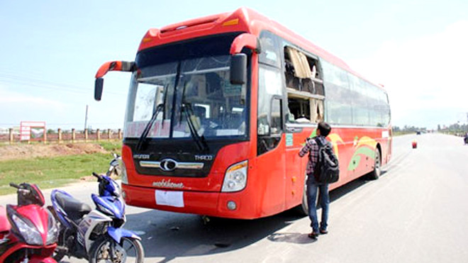  Chiếc xe khách giường nằm gặp nạn khi đang chạy trên đường