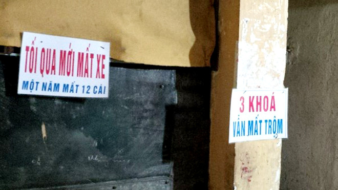 Cảnh bảo mất trộm xe treo ở chân cầu thang một khu tập thể cũ