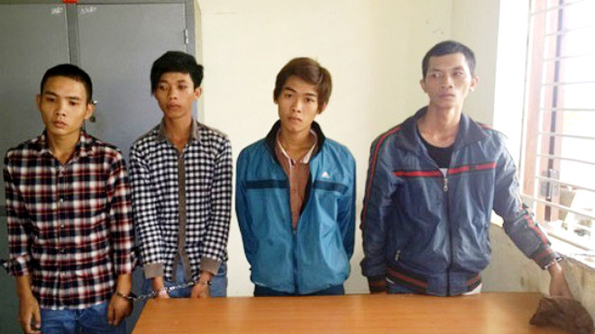 Các đối tượng tại cơ quan công an. Ảnh: Minh Quỳnh)