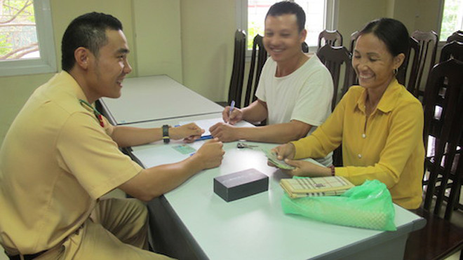 Chị Tình cảm động khi nhận lại số tài sản lớn