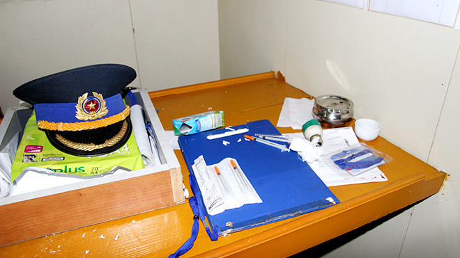 Ống kim tiêm chích và mẩu thuốc lá mà theo thuyền viên là do bọn cướp biển vứt lại trên tàu. Ảnh: Phùng Bắc