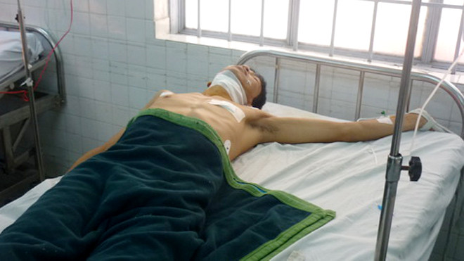 Linh đang được cấp cứu. Ảnh: Hoàng Trường