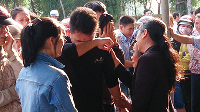 Nhiều người làng Nhĩ Trung khóc tiễn các bị cáo đi chấp hành án phạt tù. Ảnh: Hoàng Táo