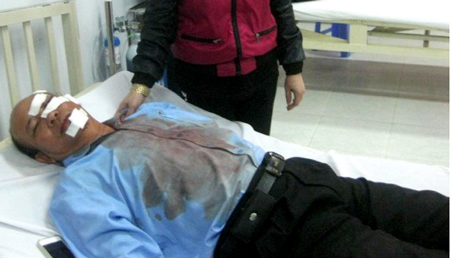 Ông Tuyến được người thân chăm sóc tại bệnh viện