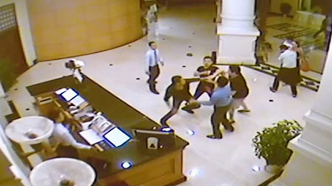 Hình ảnh vụ ẩu đả được camera giám sát của khách sạn ghi lại