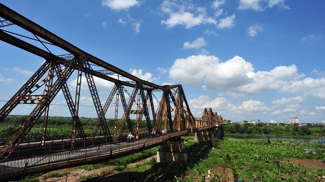 Đa số đại biểu đồng tình với phương án xây dựng cầu đường sắt cách cầu Long Biên về phía thượng lưu 75 m. Ảnh: Hoàng Hà