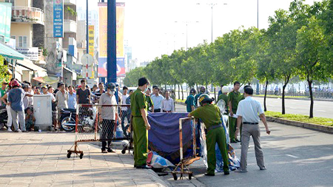 Lực lượng phong tỏa hiện trường để khám nghiệm tử thi