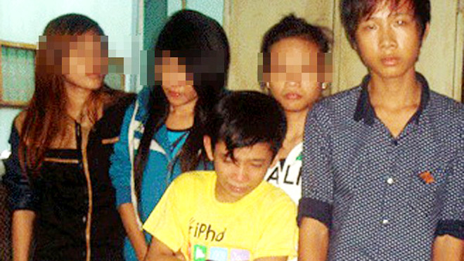 Một năm trước, Linh (áo vàng) bị phát hiện tại khách sạn cùng đồng bọn