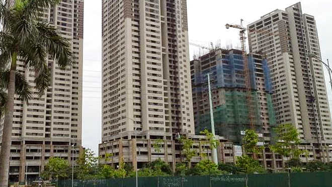 Nhiều dự án cao cấp ở Hà Nội đã được chủ đầu tư "hạ cấp" bán ngang giá căn hộ trung cấp để "hút" khách, giảm tồn kho