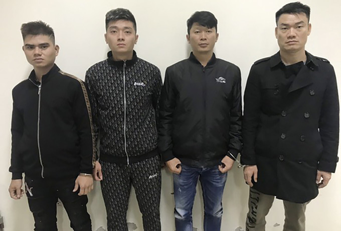 Nhóm của Khôi tại cơ quan điều tra. Ảnh: Mạnh Cường.