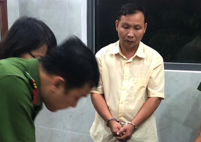 Cảnh sát đọc lệnh bắt ông Tài. Ảnh: Nhật Vy.