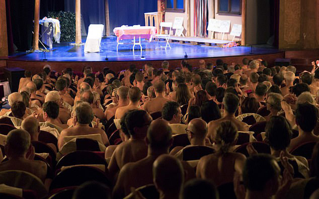 Khán giả khoả thân đi xem kịch.