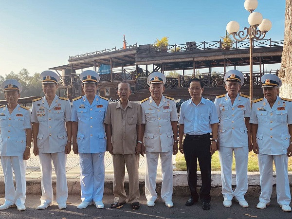 Lãnh đạo Hội truyền thống đường HCM trên biển VN đoàn tàu Không số chụp hình với Nguyên Phó Thủ Tướng Trương Vĩnh Trọng và ông Nguyễn Trúc Sơn-Phó Chủ Tịch Tỉnh Bến Tre tại TP Bến Tre.