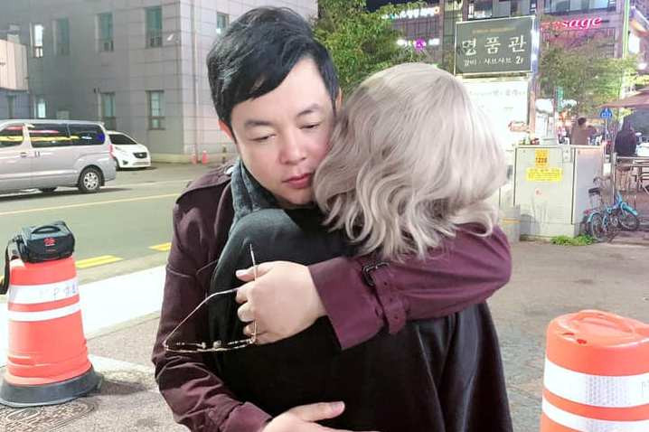 Showbiz 22/10: Lộ ảnh Quang Lê thân mật với vợ cũ của Hồ Quang Hiếu