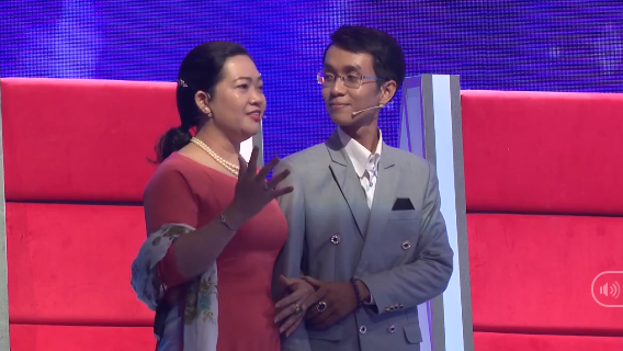 Con trai không có lợi thế về ngoại hình, bà mẹ lấy tài sản ra để thuyết phục nhà gái.