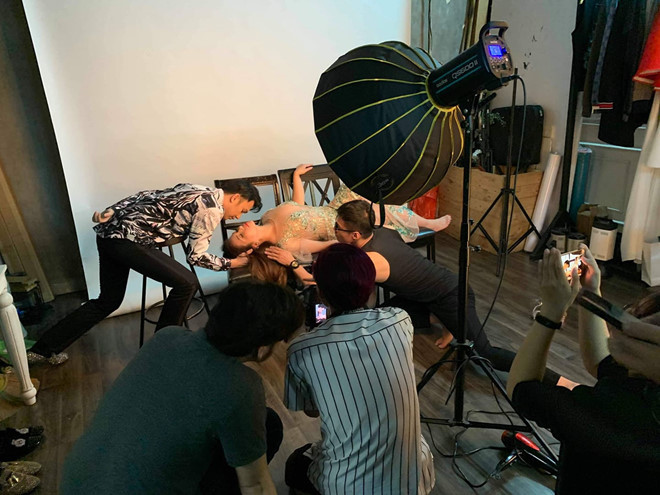 Minh Tuyết và Dương Triệu Vũ trong buổi chụp hình. 