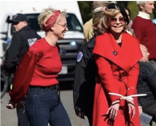 Jane Fonda (phải) cùng một người bị bắt khác. Ảnh: AFP.