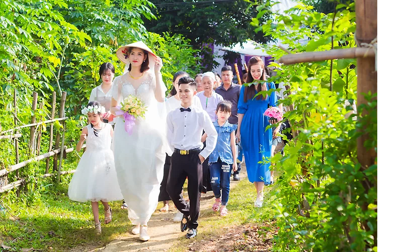 Chú rể Văn Hợp đi đón cô dâu Thu Trang trong ngày cưới 6/10. Ảnh: Đinh Thịnh.