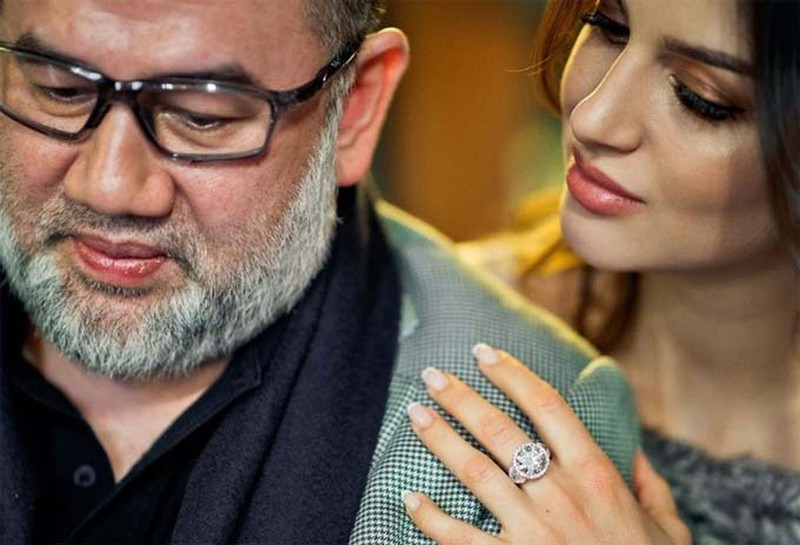 Showbiz 11/10: Cựu vương Malaysia phủ nhận bỏ rơi vợ hoa hậu Moscow