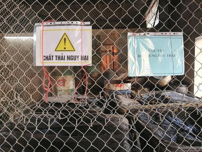 Cận cảnh nơi chứa số dầu thải đổ vào nguồn nước sạch sông Đà