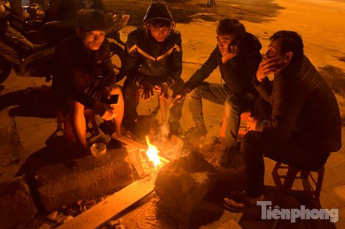 Người dân Thủ đô đốt lửa sưởi ấm trong những ngày giá rét. Ảnh: Thanh Hà.