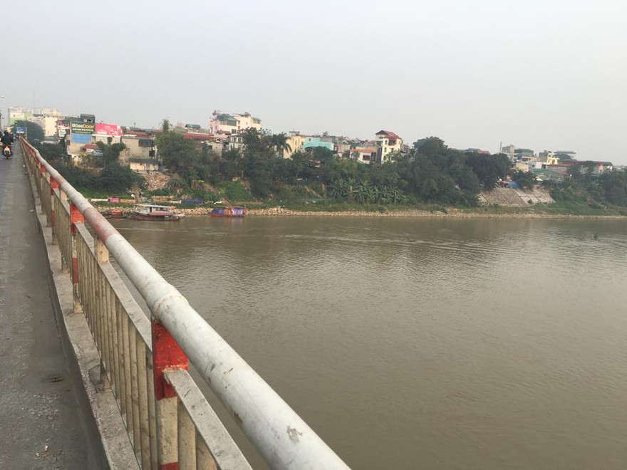 Khu vực được cho là nơi cô gái nhảy xuống.