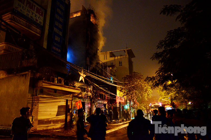 Đám cháy lớn bùng phát trong đêm khiến nhiều người hoảng sợ.