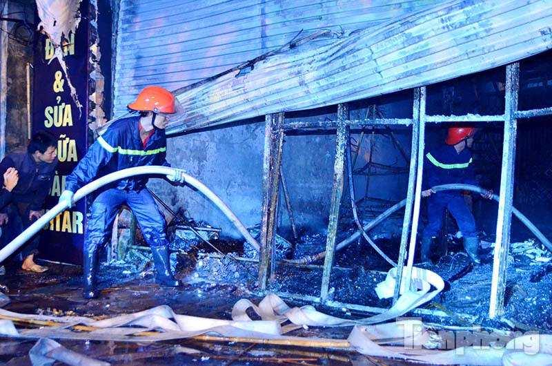 [ẢNH] Quán karaoke 6 tầng cháy rụi trong biển lửa