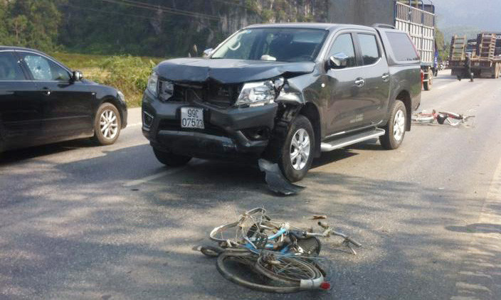 Ô tô mất lái tông 4 học sinh nguy kịch