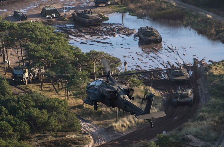 Theo trang mạng quân sự Sina, trong năm 2015 Mỹ và các nước đồng minh trong khối quân sự NATO liên tục đổ vũ khí tối tân về các nước Đông Âu với lý do tham gia tập trận phòng thủ chung. Nhưng lý do chính sau đó lại là gây sức ép lên Nga.