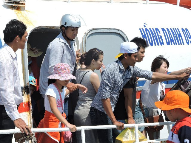 Tàu chở khách ra đảo Lý Sơn.