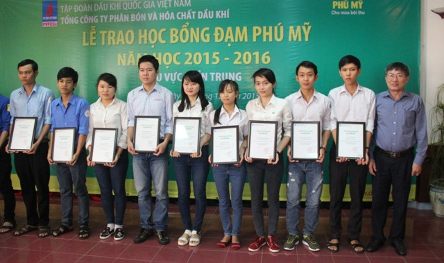 Trao học bổng cho sinh viên xuất sắc và sinh viên là con em kiểm ngư, cảnh sát biển. ảnh H. Văn.