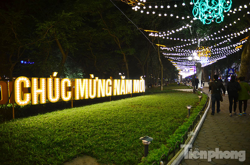 Trong những ngày này, trên các tuyến phố của Thủ đô được trang hoàng đèn hoa rực rỡ sắc màu chào đón năm mới.