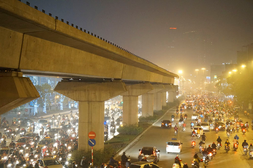 Thông thường khi trời chiều hửng nắng, càng về chiều muộn thời tiết càng trong hơn nhưng hôm qua thì khác, càng về tối sương mù dâng lên càng dày đặc không khác gì lúc sáng sớm.