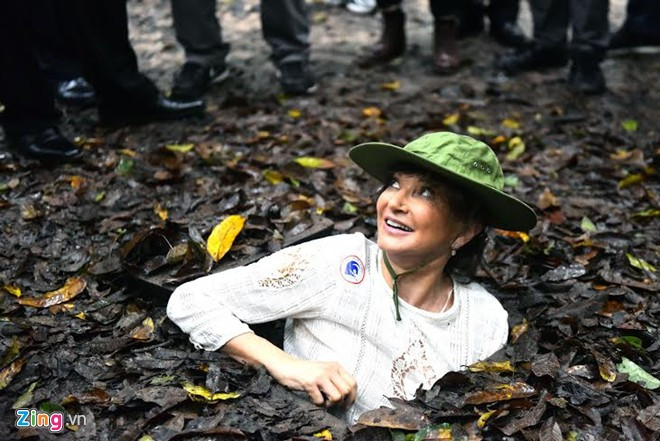 Đệ nhất phu nhân Iceland hào hứng xuống địa đạo Củ Chi