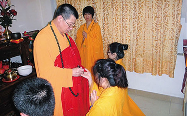 Ngô Trạch Hoành đang làm lễ thọ giới cho tín đồ tại nhà riêng.