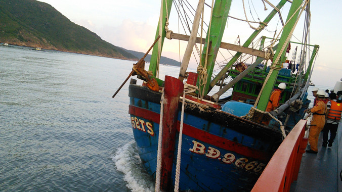 Lực lượng cứu nạn kéo tàu vào bờ.