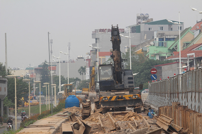 Công trình hạ đê Nghi Tàm vắng bóng công nhân