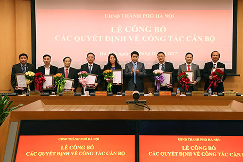 Chủ tịch UBND TP Hà Nội Nguyễn Đức Chung trao quyết định bổ nhiệm cán bộ lãnh đạo các sở, ngành. Ảnh: HNM 