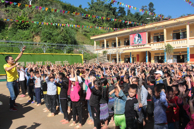 Du lịch từ thiện sưởi ấm hoàn cảnh khó khăn vùng cao
