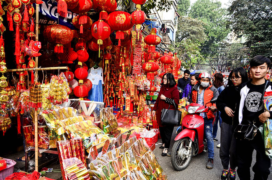 Theo ghi nhận của phóng viên, chiều 18/1, có mặt tại phố Hàng Mã, được mệnh danh là nơi chuyên bán đồ hàng mã nổi tiếng ở Hà Nội có khá đông người đến mua đồ cúng trước ngày tiễn ông Táo về trời.