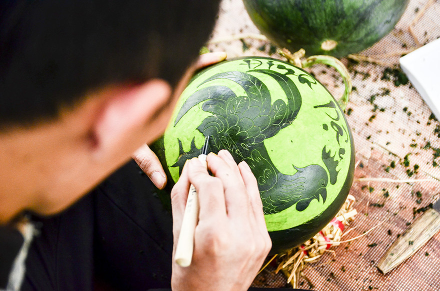 Những ngày trước Tết Nguyên đán tại chợ, cửa hàng,... bày bán nhiều loại cây cảnh như đào, quất,... trong đó có những trái dưa hấu được trạm khắc tỉ mỉ.