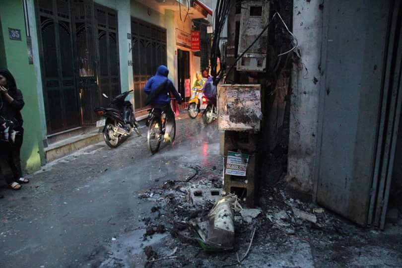 Cột điện bốc cháy giữa trời mưa nhiều người hoảng sợ