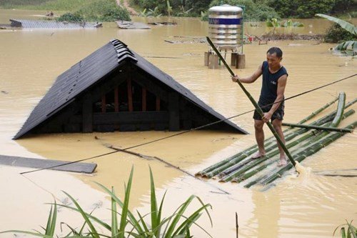 Mưa lũ tràn về nhanh khiến nhiều gia đình ở bản Đề Chia C, xã Pú Nhung, huyện Tuần Giáo, tỉnh Điện Biên không kịp trở tay, bị cuốn sạch đồ đạc, tài sản. Nước lũ ngập trắng bản, chỉ thấy nóc nhà, nhiều hộ dân phải dựng lều ở tạm trên đồi. Ảnh: Hồng Vĩnh