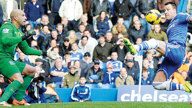  Terry lao vào đệm bóng mang về chiến thắng cho Chelsea. Ảnh: Dailymail