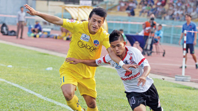 ĐTLA (trắng) đá sân nhà, hơn người nhưng vẫn thua. Ảnh: Tường Vũ