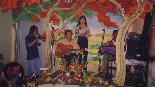 Nhà nghiên cứu Bùi Trọng Hiền ghi hình danh cầm Văn Giỏi biểu diễn tại quán nghệ sĩ