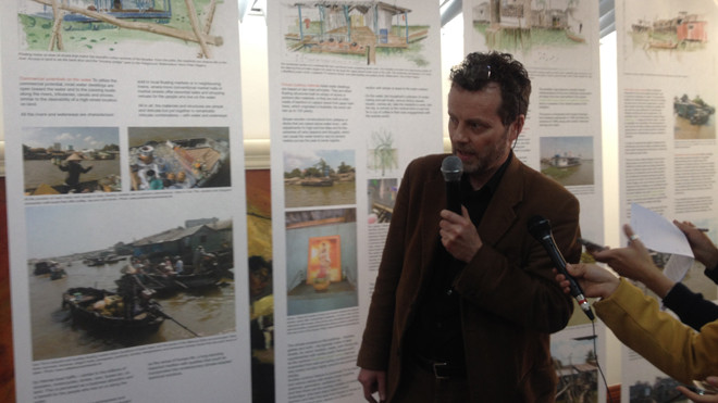 KTS Hagens đang giới thiệu kết quả nghiên cứu của mình tại Việt Nam. Ảnh: H.H